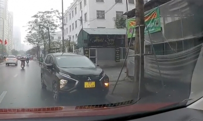 Clip VHGT: Đi ngược chiều lại còn nhục mạ người khác, tài xế Mitsubishi Xpander 30F 67448 ngậm ngùi quay xe